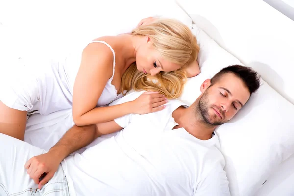 Bela jovem relaxante na cama — Fotografia de Stock